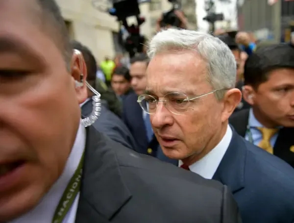 Y  condenaron a Álvaro Uribe: 12 años de prisión fue el dictamen de la jueza Sandra Liliana Heredia  prisión domiciliaria inmediata
