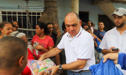 Comunidad de La Lucha y barrios aledaños agradecen al alcalde Carlos Pinedo por entrega de ayudas