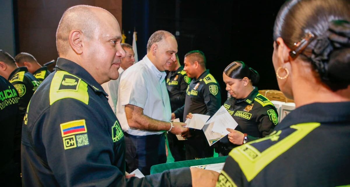 Alcalde Carlos Pinedo más cerca de la Policía, hombres y mujeres recibieron el reconocimiento