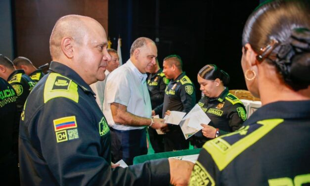 Alcalde Carlos Pinedo más cerca de la Policía, hombres y mujeres recibieron el reconocimiento