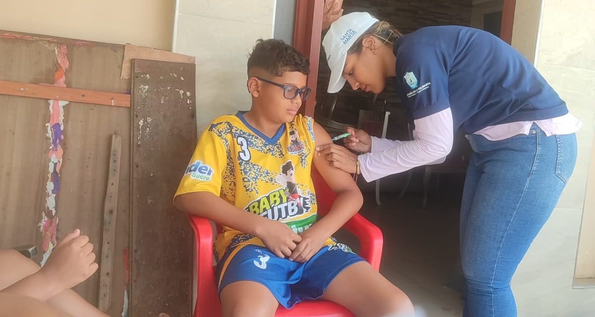 Para evitar enfermedades posaguacero, Alcaldía de Santa Marta activa ruta preventiva en barrios afectados por las lluvias