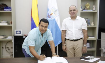 Alcalde Carlos Pinedo comienza a refrescar su gabinete, hace los primeros tres cambios