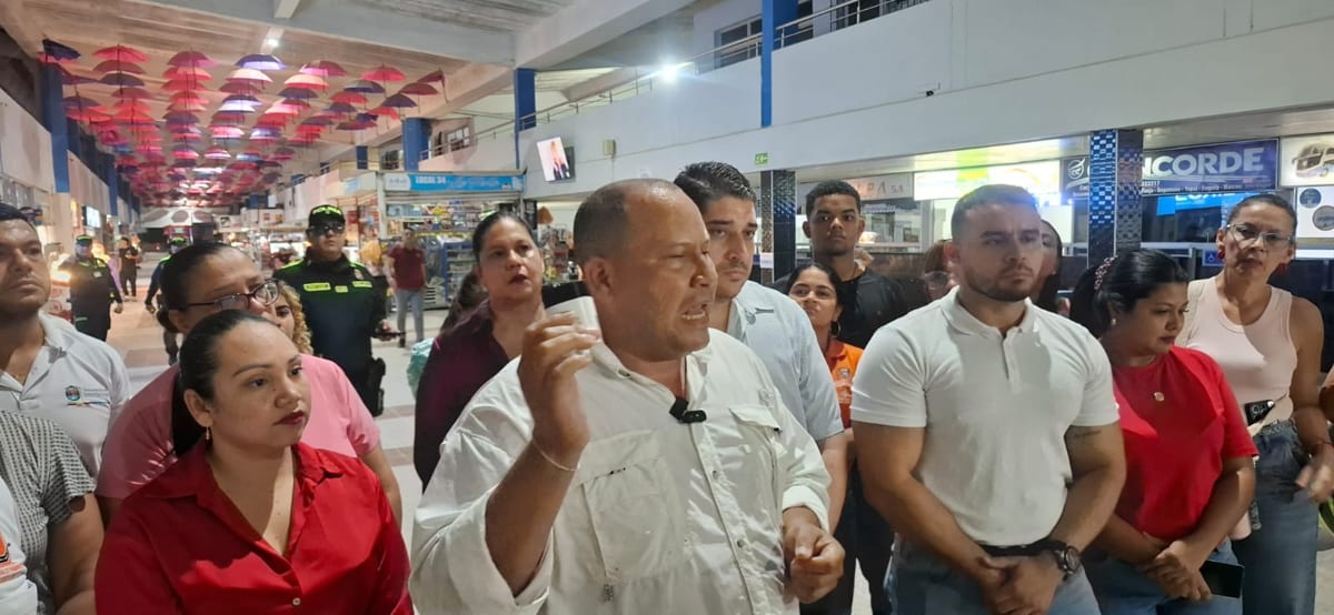 Gerente de Transporte Sensación  vandaliza entrada a la Central de Transportes