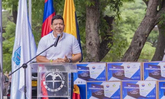 Rector de UNIMAGDALENA ha entregado más de 2000 computadores a estudiantes que nunca habían tenido uno
