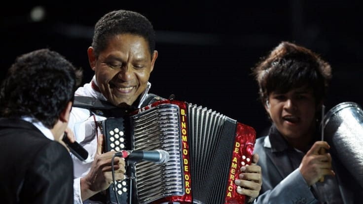 A sus 70 años Israel Romero, ‘El Pollo Irra’, sigue picando su acordeón