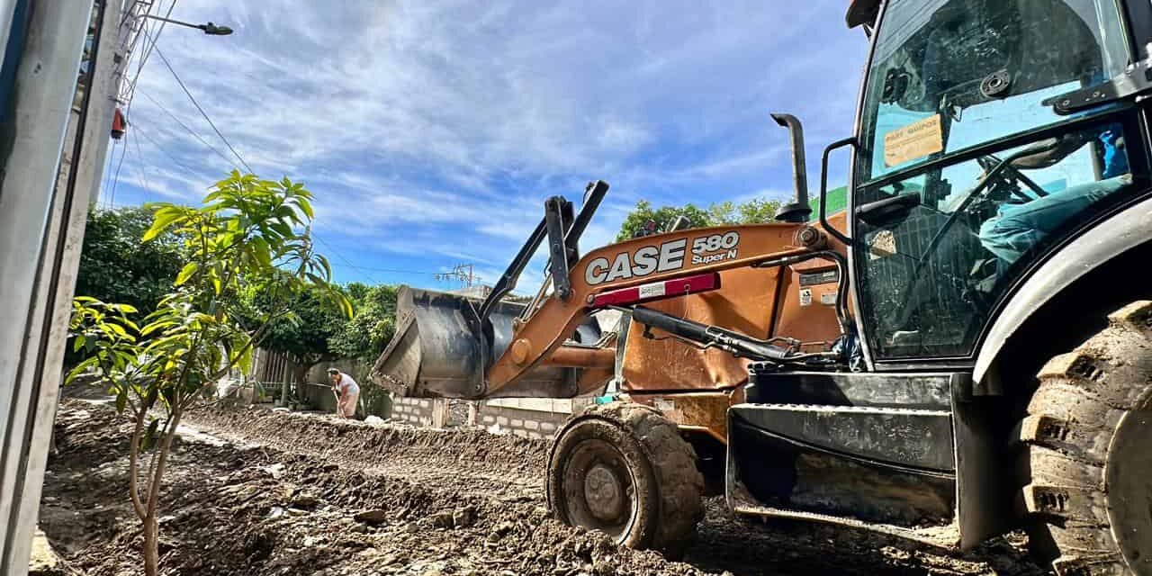 Tras el tremendo  aguacero Alcaldía adelanta  remoción de lodo con  maquinaria amarilla y entrega ayudas