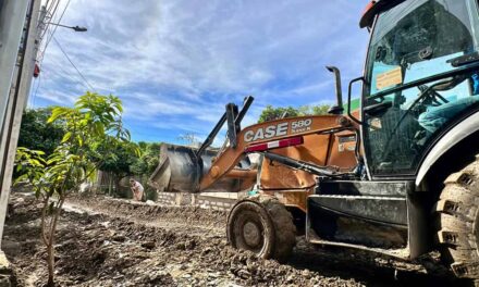 Tras el tremendo  aguacero Alcaldía adelanta  remoción de lodo con  maquinaria amarilla y entrega ayudas