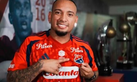 Jarlan Barrera el gran homenajeado 2025 por Jaime Brito Linero en la cancha de Galicia