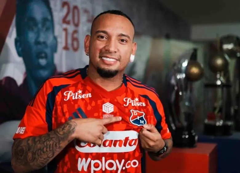 Jarlan Barrera el gran homenajeado 2025 por Jaime Brito Linero en la cancha de Galicia