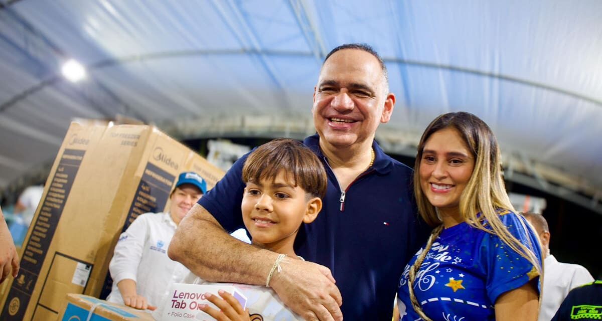 Una alegre navidad está llevando el Carlos Pinedo a barrios de la ciudad