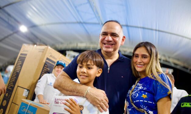 Una alegre navidad está llevando el Carlos Pinedo a barrios de la ciudad