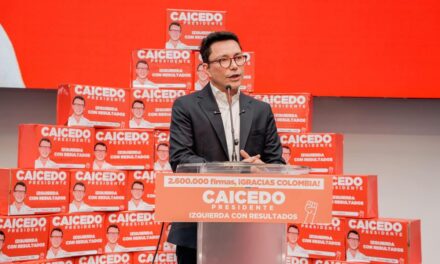 Con 2.6 millones de firmas recogidas en tiempo récord, Carlos Caicedo inscribió su nombre para la Presidencia