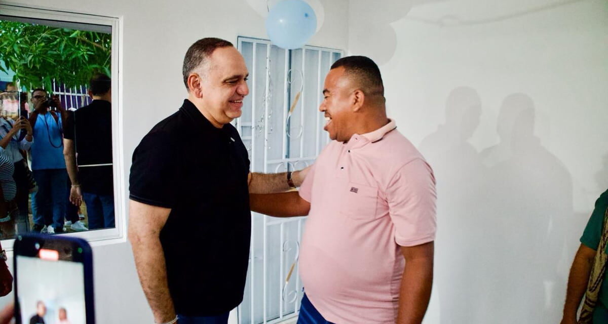 Alcalde Carlos Pinedo cumple su palabra de entregar una casa digna a la familia Colón Castilla en Timayuí