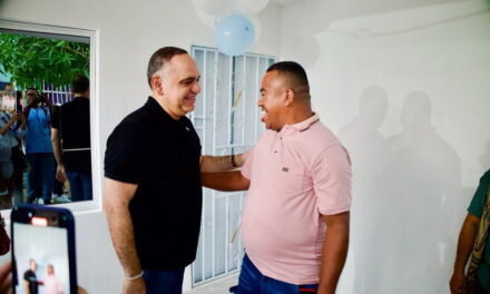 Alcalde Carlos Pinedo cumple su palabra de entregar una casa digna a la familia Colón Castilla en Timayuí