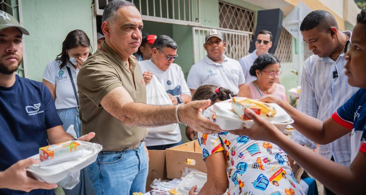 Alcalde Pinedo y su equipo regresaron con más ayudas al barrio Simón Bolívar afectado por lluvias