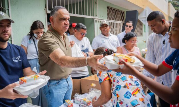 Alcalde Pinedo y su equipo regresaron con más ayudas al barrio Simón Bolívar afectado por lluvias