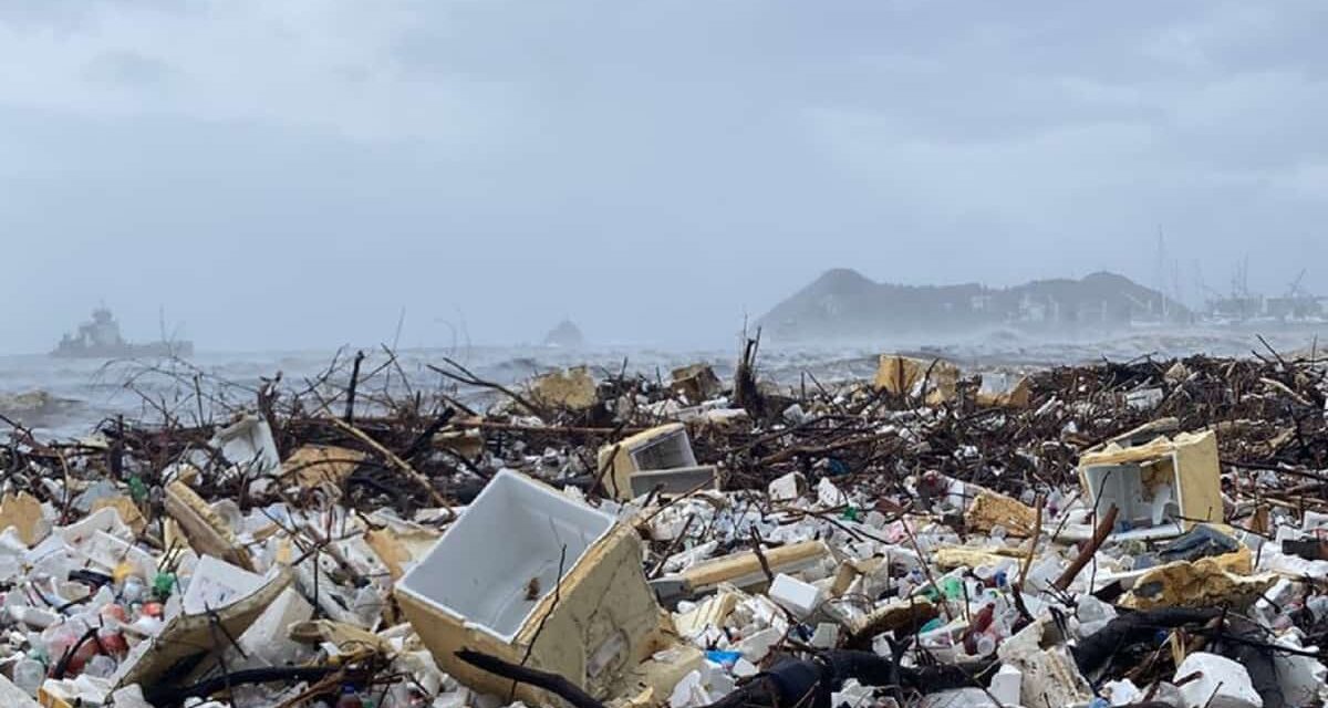 La gente de UNIMAGDALENA termina de poner a tono la  Playa Los Cocos