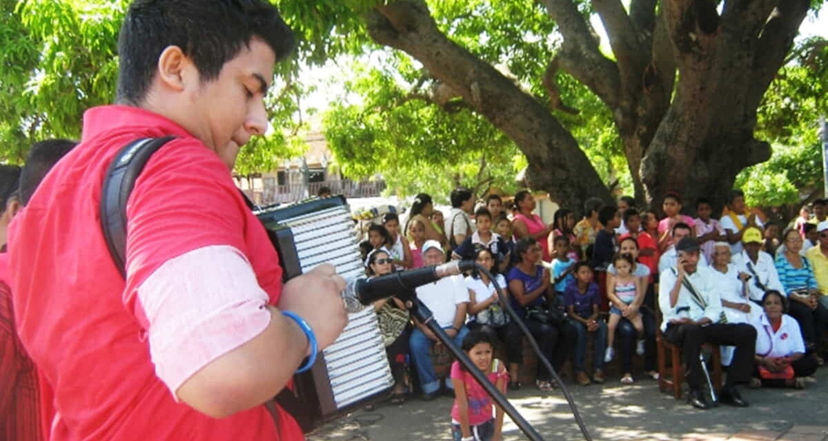 El palo e’ mango en la Plaza Alfonso López: Entre cantos, recuerdos y exámenes científicos