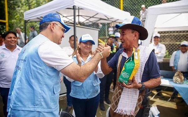 Alcalde Pinedo lidera jornadas integrales de atención a población del área rural  de Santa Marta