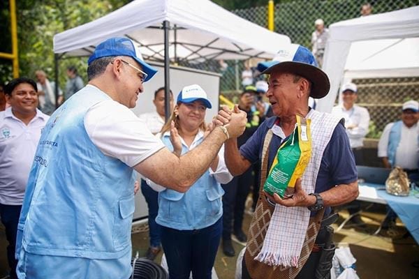 Alcalde Pinedo lidera jornadas integrales de atención a población del área rural  de Santa Marta