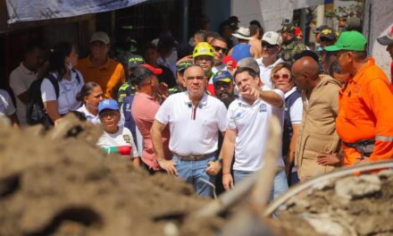 Gobierno de Carlos Pinedo continúa con acompañamiento humanitario a familias damnificadas de Vista al Mar