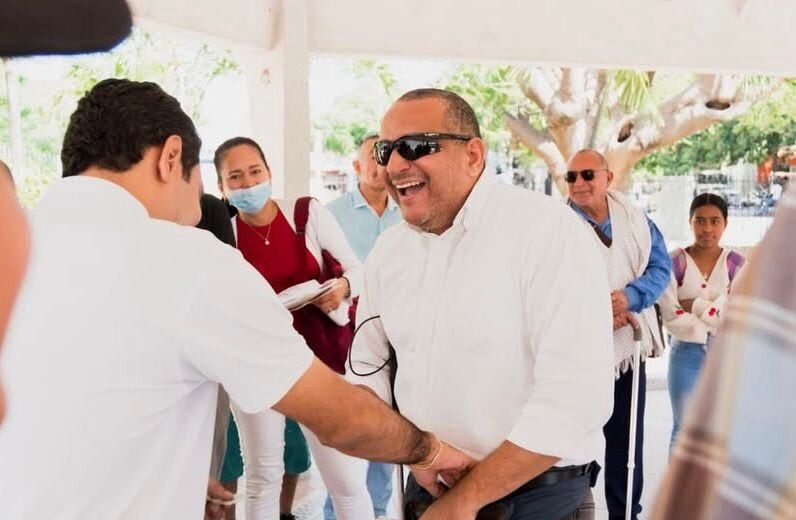 Alcaldía de Santa Marta entrega bastones blancos a personas en condición de discapacidad visual