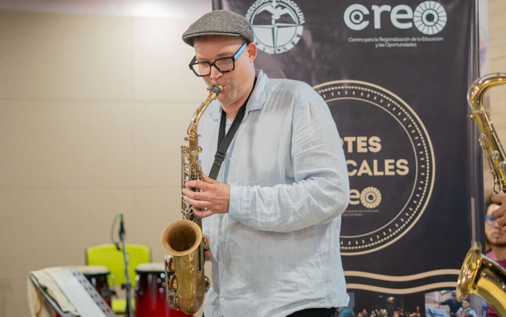 Aires de saxofón inspiran a estudiantes de Tecnología en Artes Musicales en master class