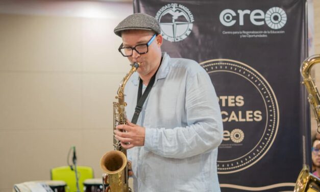 Aires de saxofón inspiran a estudiantes de Tecnología en Artes Musicales en master class