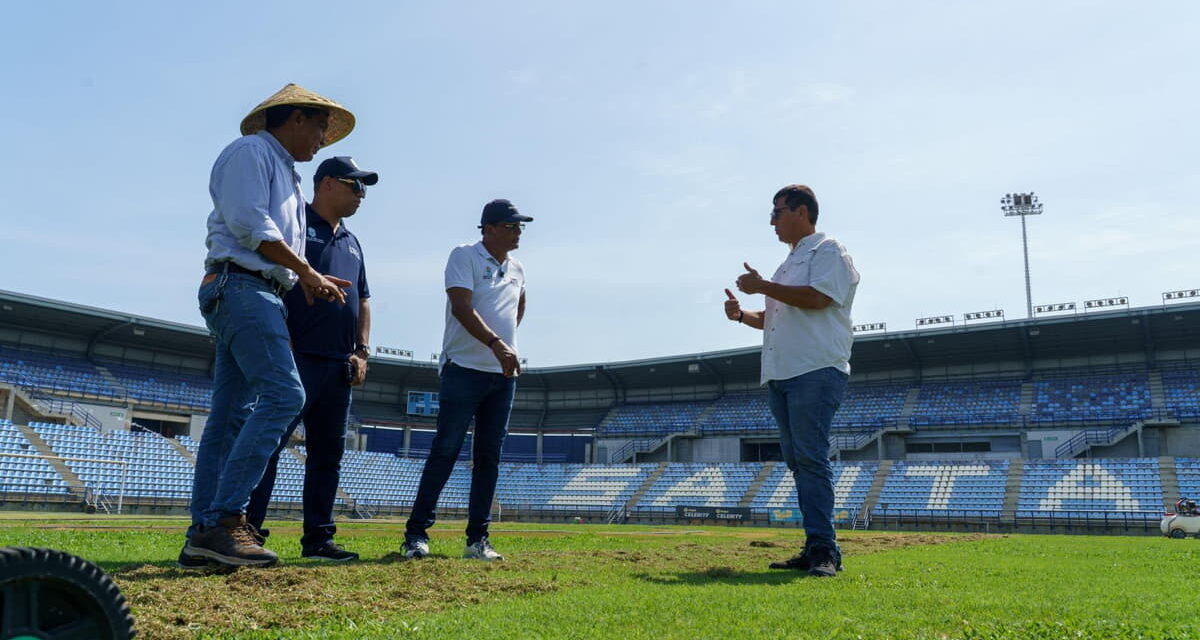 Para que ruede el balón como es debido, inició intervención al gramado del Estadio Sierra Nevada