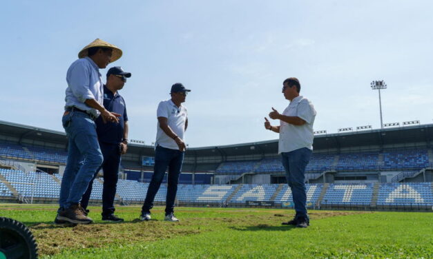Para que ruede el balón como es debido, inició intervención al gramado del Estadio Sierra Nevada