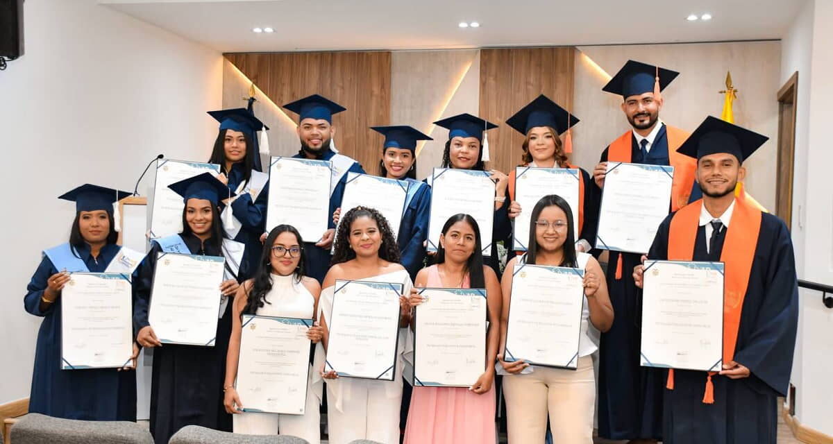 Gracias a Becas del Cambio, 32 de sus beneficiarios de graduaron, Gobernación se complace