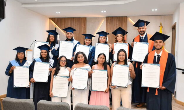 Gracias a Becas del Cambio, 32 de sus beneficiarios de graduaron, Gobernación se complace