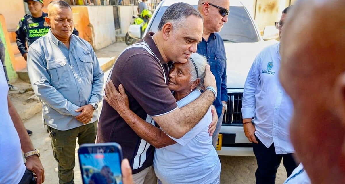 En Vista al Mar, se aguan los ojos,  alcalde Carlos Pinedo entregó material de construcción a 25 familias