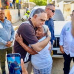 En Vista al Mar, se aguan los ojos,  alcalde Carlos Pinedo entregó material de construcción a 25 familias