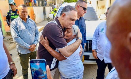 En Vista al Mar, se aguan los ojos,  alcalde Carlos Pinedo entregó material de construcción a 25 familias