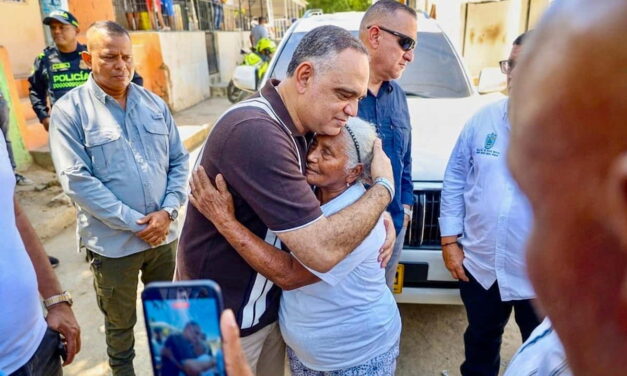 En Vista al Mar, se aguan los ojos,  alcalde Carlos Pinedo entregó material de construcción a 25 familias