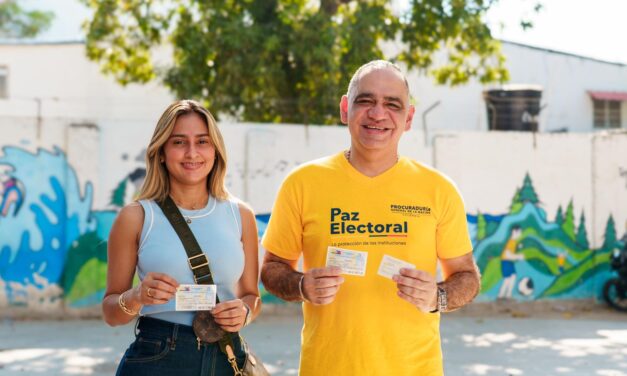 Alcalde Carlos Pinedo, cumple con su derecho y deber de votar a la Presidencia de la República