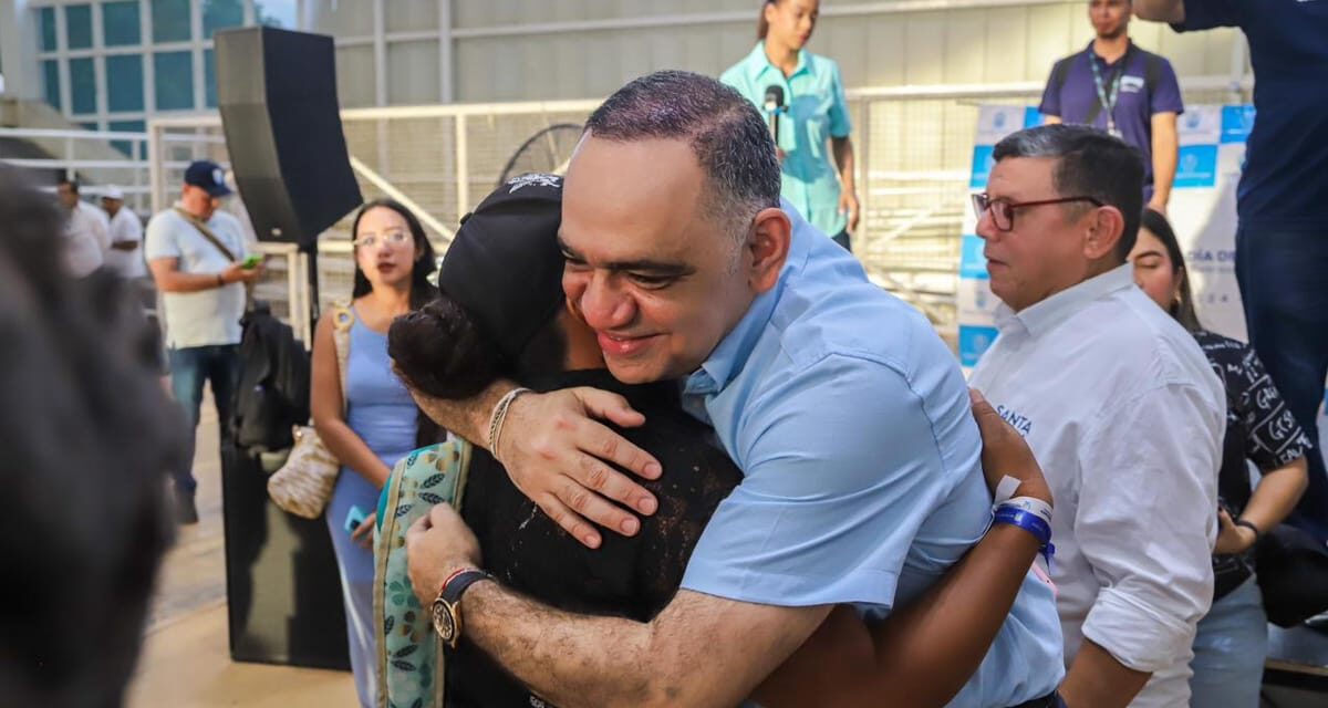 ¡Del lado de la gente! Alcalde Pinedo inicia entrega de ayudas a familias afectadas por el paso del frente frío