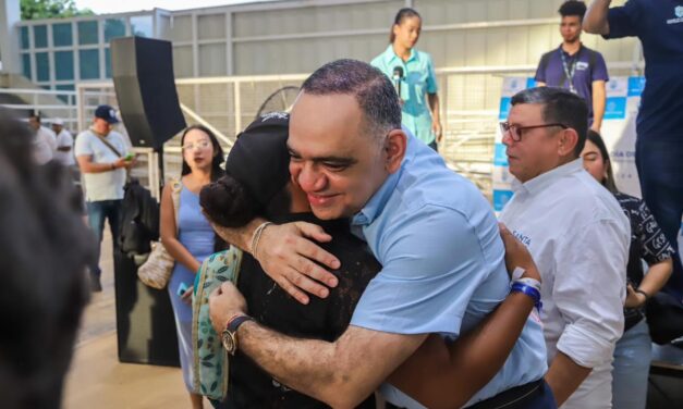 ¡Del lado de la gente! Alcalde Pinedo inicia entrega de ayudas a familias afectadas por el paso del frente frío