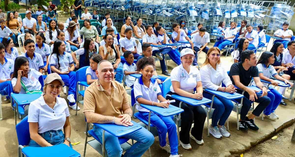 ¡La zona rural es prioridad! Alcalde Carlos Pinedo entrega 500 pupitres y fortalece la educación en Guachaca