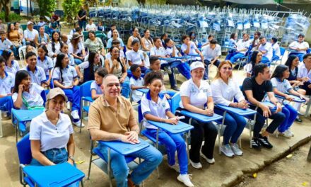 ¡La zona rural es prioridad! Alcalde Carlos Pinedo entrega 500 pupitres y fortalece la educación en Guachaca