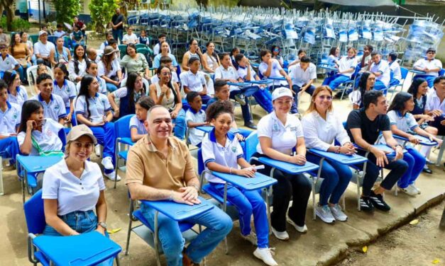 ¡La zona rural es prioridad! Alcalde Carlos Pinedo entrega 500 pupitres y fortalece la educación en Guachaca
