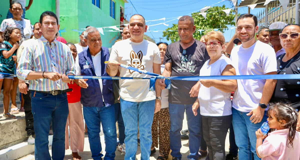 Alcalde Carlos Pinedo entrega vía pavimentada y nuevas redes de alcantarillado en San Martín