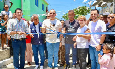 Alcalde Carlos Pinedo entrega vía pavimentada y nuevas redes de alcantarillado en San Martín