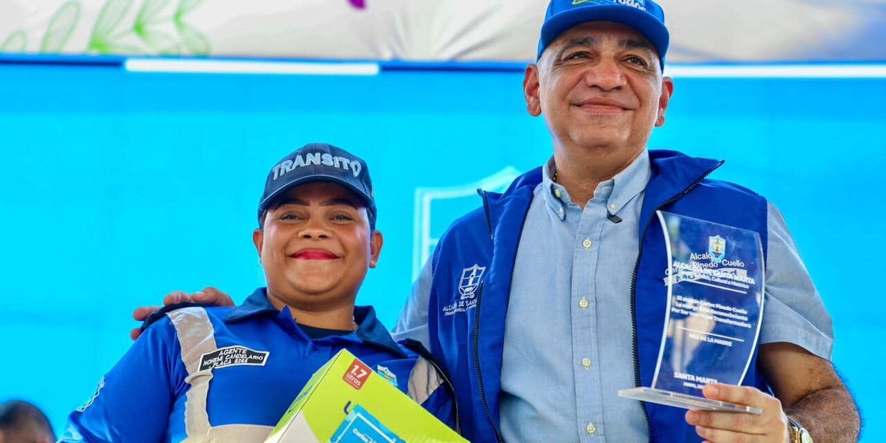 Alcalde Carlos Pinedo sorprende con reconocimientos y regalos a madres agentes de tránsito en Santa Marta