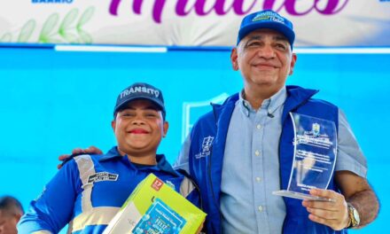 Alcalde Carlos Pinedo sorprende con reconocimientos y regalos a madres agentes de tránsito en Santa Marta