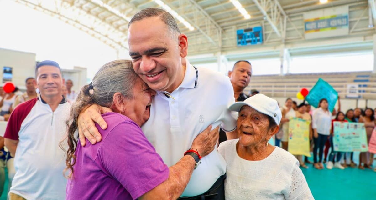 Alcalde Carlos Pinedo entrega insumos productivos a 265 víctimas del conflicto