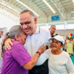 Alcalde Carlos Pinedo entrega insumos productivos a 265 víctimas del conflicto