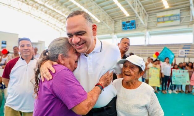 Alcalde Carlos Pinedo entrega insumos productivos a 265 víctimas del conflicto