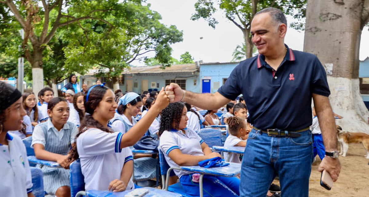 El gobierno de Carlos Pinedo sigue llegando a zona rural con ayudas para la gente